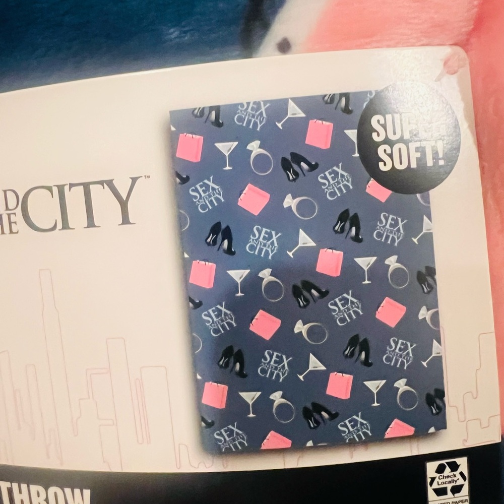 New Sex and the City Lush Throw Blanket - Picture 2 of 4